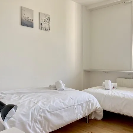 Cozy 3 Bedroom Located In * هيرنينغ